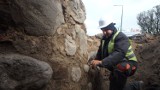 Odkopano drugą ze ścian średniowiecznej bramy Młyńskiej. Na miejscu pracują archeolodzy