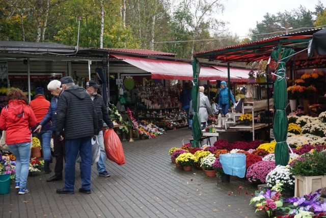 Poznań: Na cmentarz na Miłostowie przybywa coraz więcej ludzi