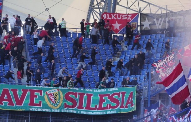 Lech Poznań grał z Wisłą Kraków, gdy na trybunie doszło do zamieszek