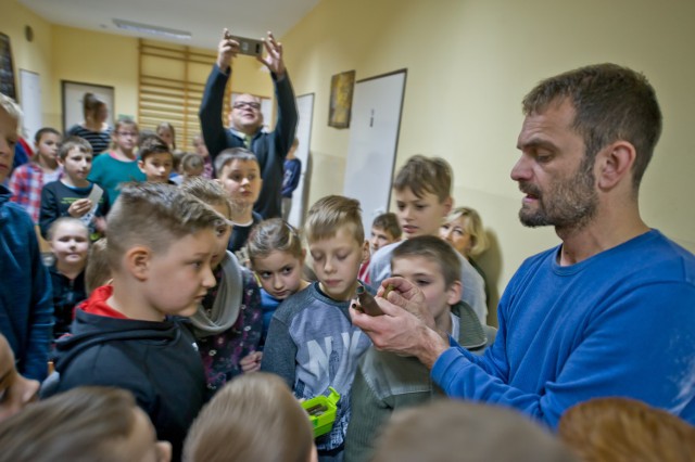 Uczniowie nieźle przygotowali się do lekcji z Olafem Popkiewiczem. Jeden przyniósł nawet znalezione w okolicy łuski