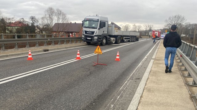 Wypadek w Graboszycach z udziałem trzech pojazdów. DK 28 jest zablokowana