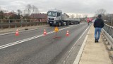 Groźny wypadek na DK28 w Graboszycach. Zderzenie busa, tira i osobówki. Jedna osoba jest zakleszczona w samochodzie