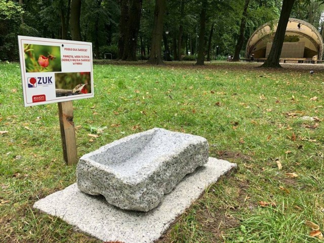 Jedno z kamiennych poidełek wykonanych przez Zakład Usług Komunalnych stanęło w parku Kościuszki w Radomiu.