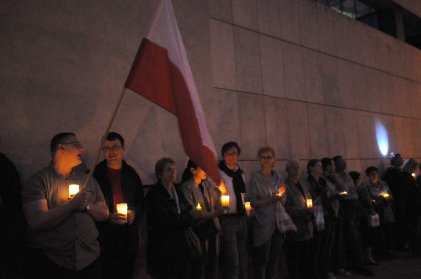 Czuwanie pod sądem w Krakowie. Mieszkańcy wciąż protestują [ZDJĘCIA, WIDEO]