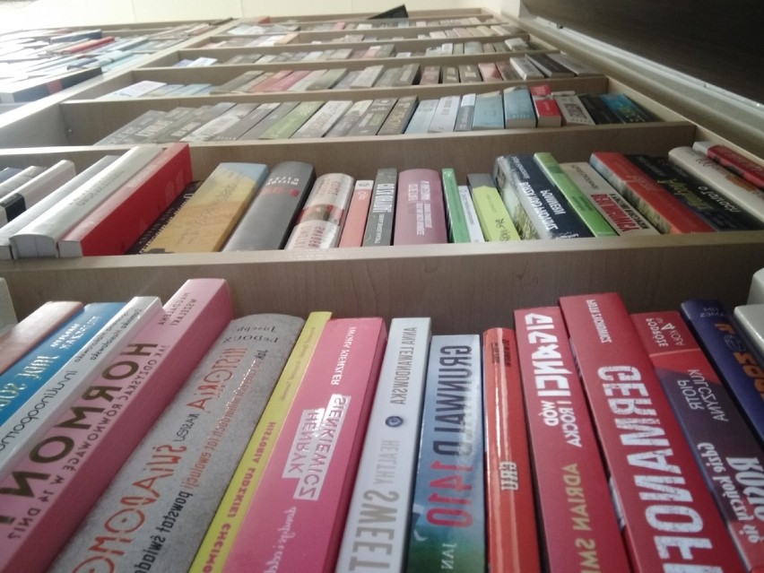 Kilka tysięcy nowych książek w bibliotece w Tomaszowie i nowa usługa dla czytelników