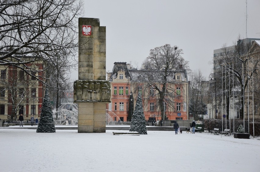 Plac Bohaterów w Zielonej Górze wygląda jak śnieżna...