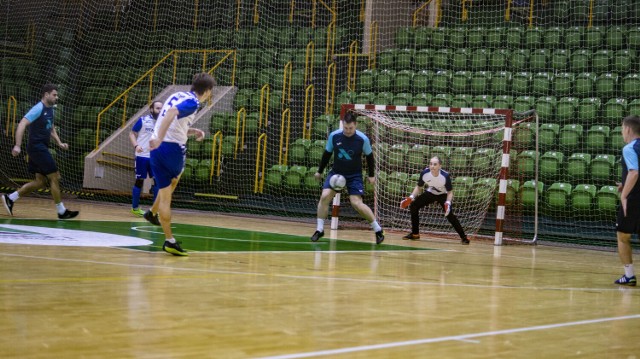 X Charytatywny Halowy Turniej Grup Zawodowych w Piłce Nożnej „Serca granie" w hali widowiskowo-sportowej w Inowrocławiu.
