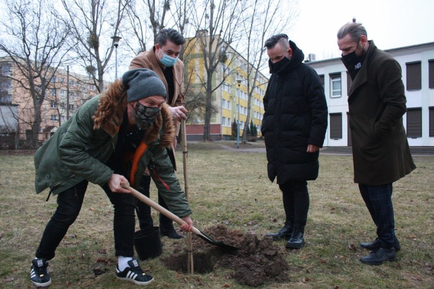 Ørganek  zasadził drzewo i zagrał koncert w ramach tegorocznej edycji Konin Miasto Kobiet 2021 w  Centrum Kultury i Sztuki w Koninie 