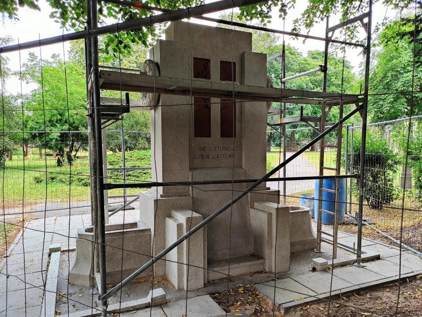 Międzynarodowy Cmentarz Wojenny. Remont pomników  żołnierzy francuskich i włoskich