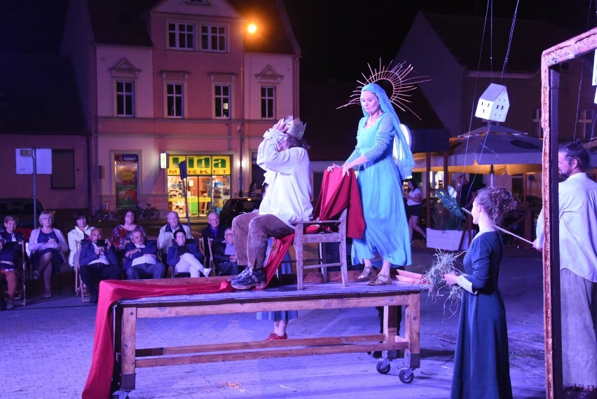 Wieczorny spektakl plenerowy na rynku w Książu Wielkopolskim. Aktorzy z Teatru Biuro Podróży wystawili sztukę o losach Kaspara Hausera