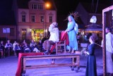 Wieczorny spektakl na rynku w Książu Wielkopolskim. Aktorzy z Teatru Biuro Podróży wystawili sztukę o losach Kaspara Hausera [film, zdjęcia]