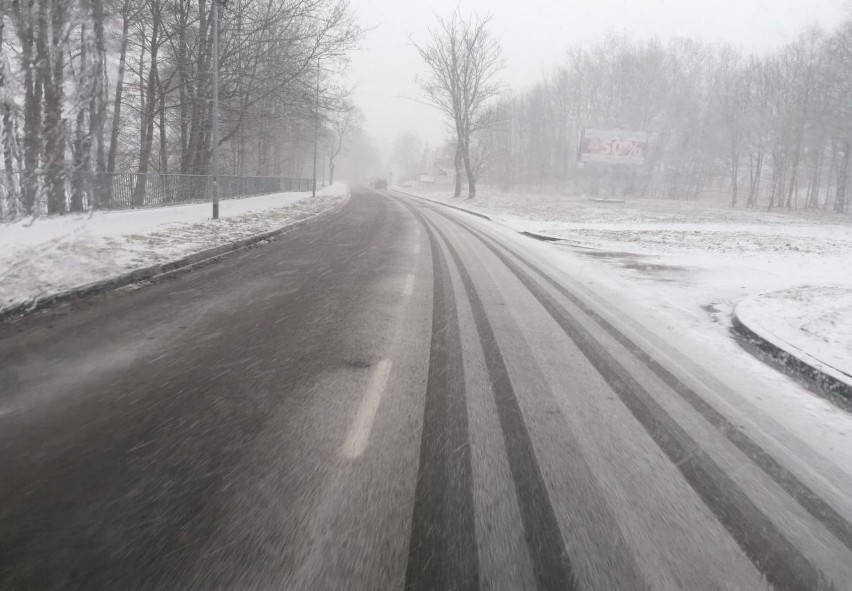 Zima wróciła do Szczecinka. Znowu mocno sypie śnieg [zdjęcia]