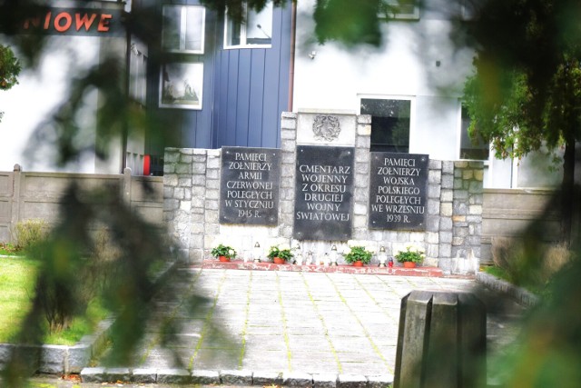W Sieradzu dowody pamięci obecne są także na cmentarzu wojennym