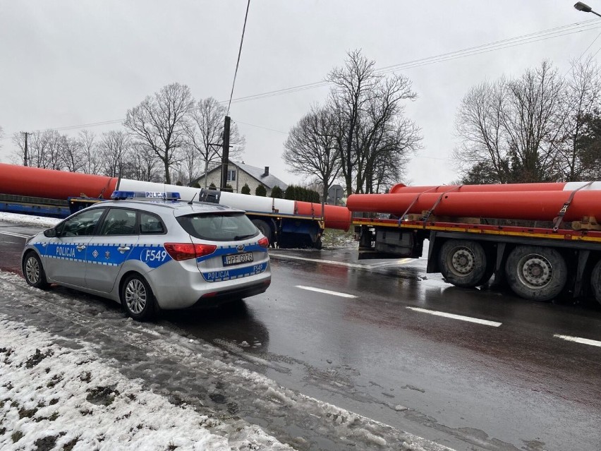 Ciężarówka z nietypowym ładunkiem blokowała drogę wojewódzką w Rososzy ZDJĘCIA