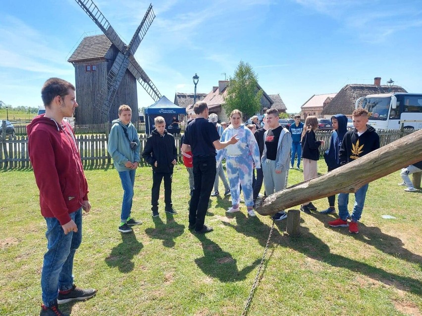 Uczniowie ZSS w Wieluniu na warsztatach w Zagrodzie Młynarskiej i z wizytą w termach 