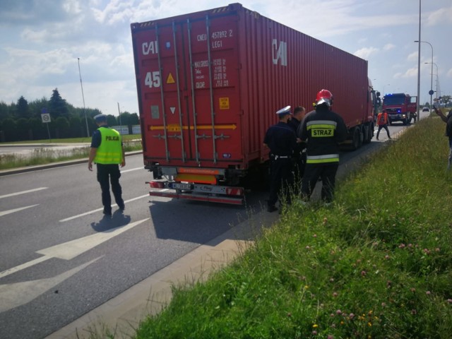 Wrocław: W ciężarówce pękło sześć opon, kierowca został ranny w twarz. Utrudnienia na drodze do lotniska (ZDJĘCIA)
