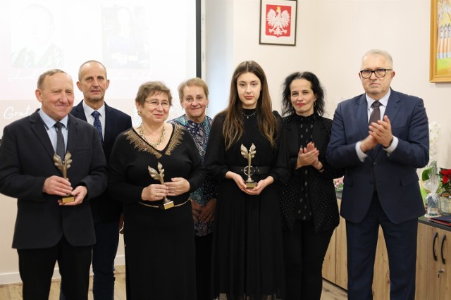 Maria Kozłecka, Edward Owsiak i Karolina Polak zostali laureatami Nagrody Wójta Gminy Jasło w roku 2023 za osiągnięcia w dziedzinie twórczości artystycznej oraz upowszechniania i ochrony kultury