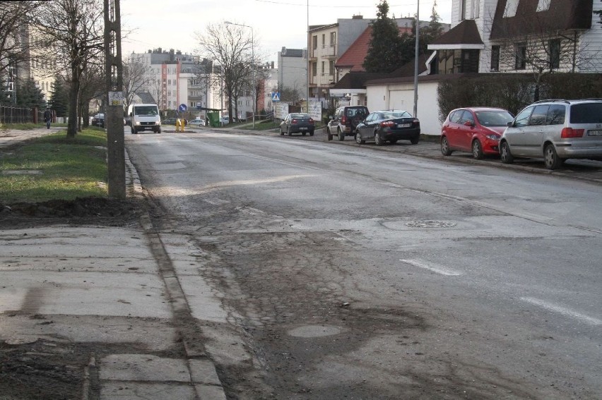 Kocie łby na ulicy Wojska Polskiego w Kielcach długo zostaną. Dojazd do Centrum Geoedukacji jest koszmarny