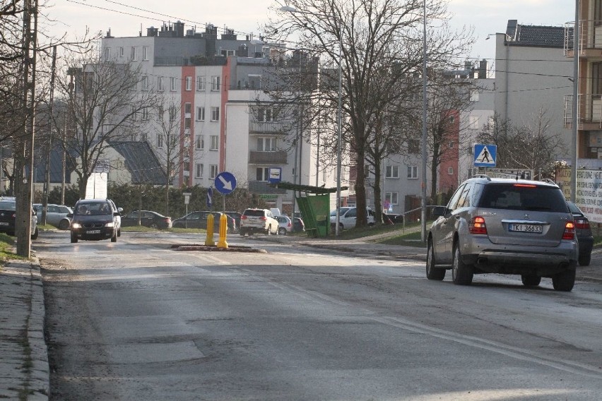Kocie łby na ulicy Wojska Polskiego w Kielcach długo zostaną. Dojazd do Centrum Geoedukacji jest koszmarny