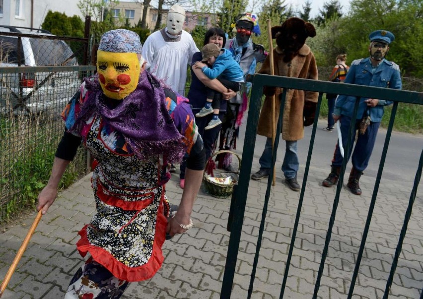 Żandary, nawiedzanie grobów i szukanie zająca to wielkopolskie tradycje wielkanocne