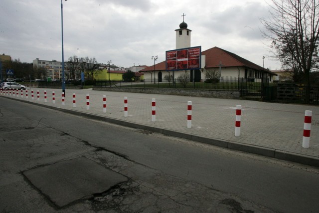 Ogrodzony chodnik w Legnicy. Co sądzicie?