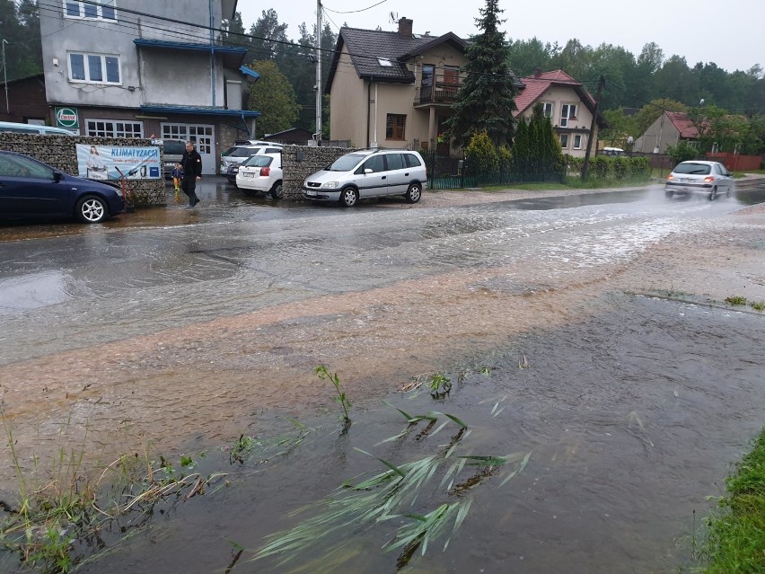 Po nawałnicach w Kielcach. Wzbiera Bobrza, woda dostaje się na posesje, zagrożony Białogon i Dyminy. Ruszył sztab kryzysowy   