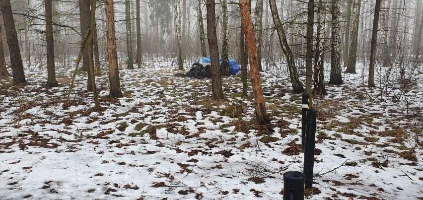 Ktoś porzucił opony na terenie parku w Świerklańcu. Zobacz...