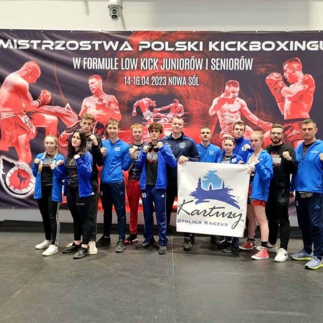 Dwa srebrne i sześć złotych krążków wywalczyli zawodnicy Rebelii Kartuzy podczas Mistrzostw Polski w Kickboxingu w Nowej Soli.