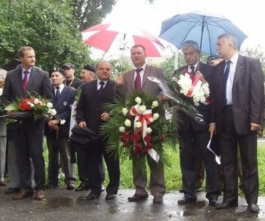 Przedstawiciele władz (od lewej): J. Grabek - delegatura UW,...