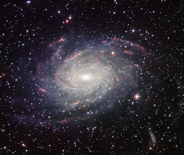 Kosmos kryje jeszcze wiele tajemnic (http://commons.wikimedia.org/wiki/File:Wide_Field_Imager_view_of_a_Milky_Way_look-alike_NGC_6744.jpg)