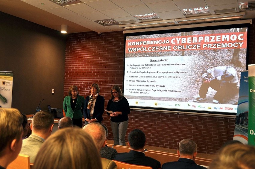 Policjanci z Bytowa mówili o cyberprzemocy podczas specjalnej konferencji 