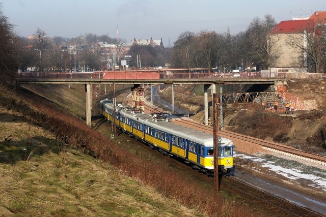 Powodem zamknięcia kładki są prace remontowe infrastruktury kolejowej między Targiem Siennym i Targiem Rakowym. Inwestorem remontu jest spółka PKP SKM Trójmiasto. Budowę wartą 2,7 mln zł realizuje firma Skanska.