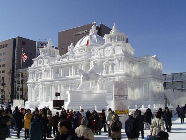 Każdego roku, mniej więcej w drugim tygodniu lutego, w największym mieście na wyspie Hokkaidou, odbywa się jedno z ważniejszych wydarzeń w Japonii - Sapporo Snow Festival. Jest to jeden z największych i najbardziej prestiżowych Festiwali w rzeźbie w śniegu i w lodzie na świecie. Co roku na to wydarzenie przyjeżdża około 2 milionów turystów.