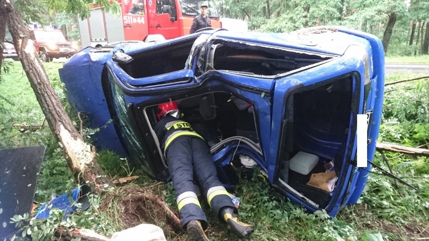 Przyłęk: Auto rozbiło się na drzewach