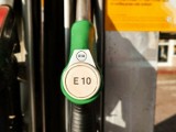 Nowa benzyna E10. Mechanicy wyjaśniają, do jakich samochodów lepiej jej nie tankować