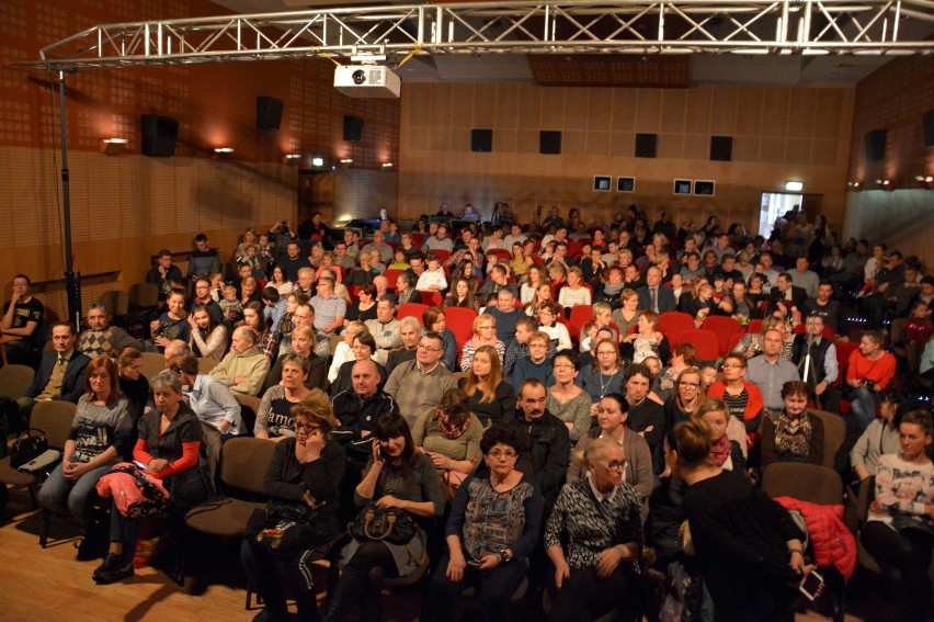 Zespoły Taneczne Wisienki zabrały publiczność w podróż do...