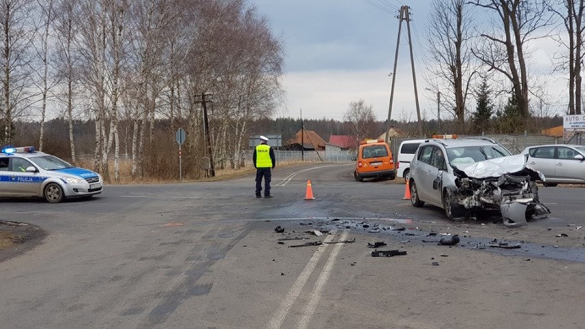 Wielka stłuczka na krajowej 25 - ruchem kieruje policja [ZDJĘCIA]