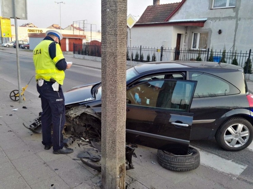 O krok od tragedii. Na Słowackiego pijany kierowca staranował latarnię przy przejściu dla pieszych, a potem uciekł