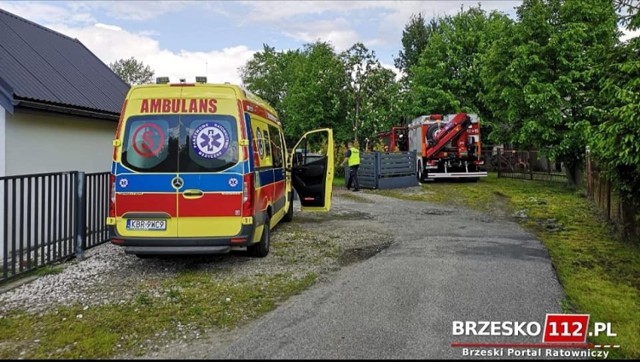 Nie żyje 89-letni mężczyzna przygnieciony przez ciągnik, do wypadku doszło 31.05.2021 w Mokrzyskach