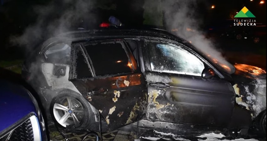 Straż pożarna gasi płonący samochód kolegi, BMW spaliło się...