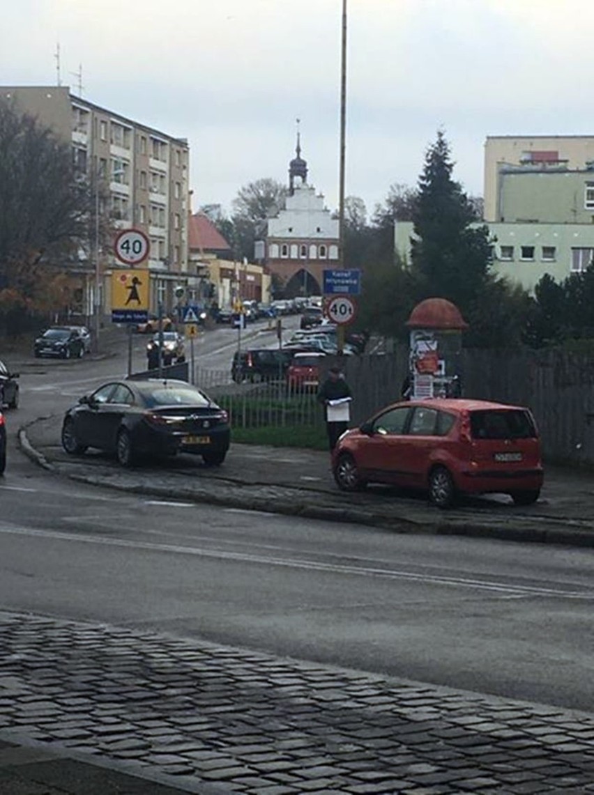 Z redakcyjnej poczty. Ul. Chrobrego. Zerwane plakaty wylądowały za płotem 