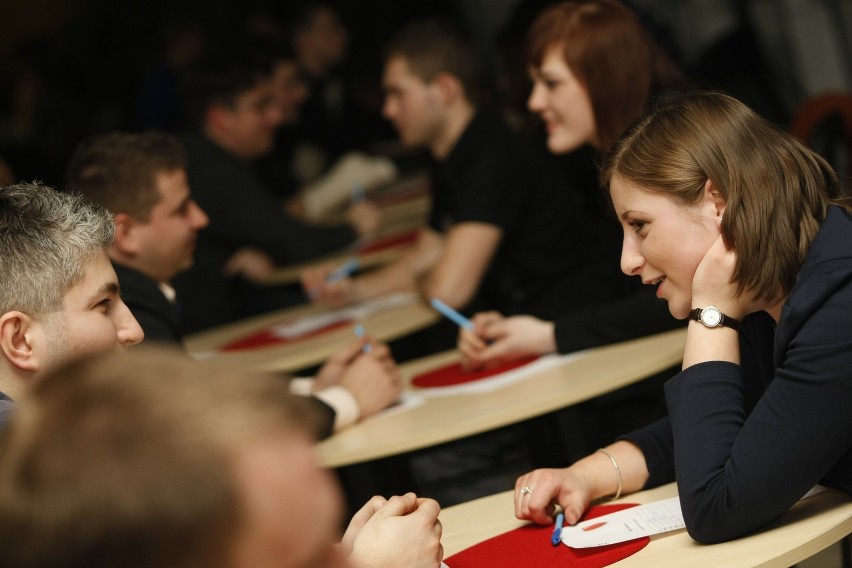 Rozmowy z kolejnymi uczestnikami "speed dating" trwają ok....