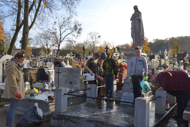 Mieszkańcy Złotopola i uczniowie ze Szkoły Podstawowej w Jastrzębiu uporządkowali dwa grobowce na cmentarzu parafialnym w Lipnie.
