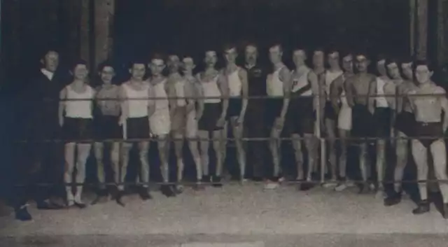 Uczestnicy Pierwszego Kroku Bokserskiego w 1932 roku w Kaliszu. Z lewej strony instruktor Edward Jabłoński, w środku por. Czesław Jabłoński