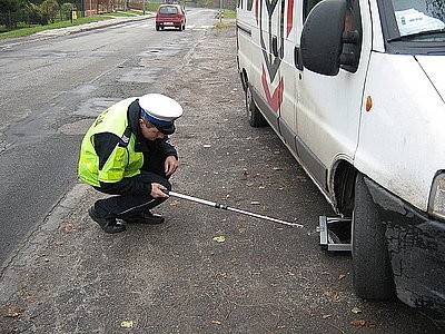 Policjanci prześwietlają auta ZDJECIA