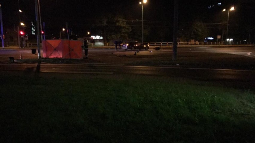 Śmiertelny wypadek motocyklisty w Katowicach. 37-latek uderzył w sygnalizację świetlną