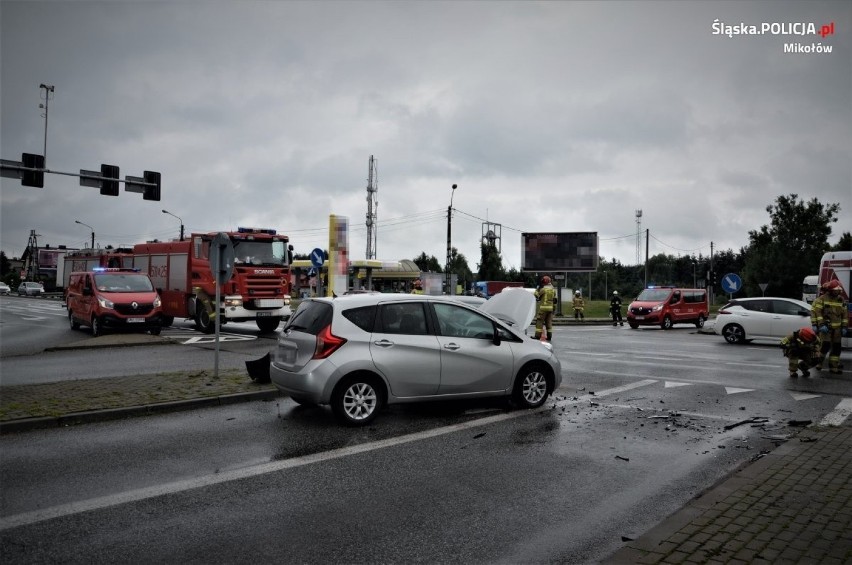 Wypadek w Mikołowie: Nie ustąpiła pierwszeństwa, cztery osoby w szpitalu 