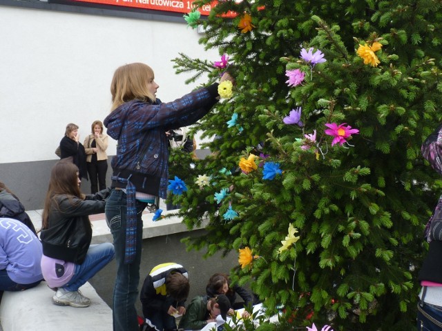 Konfrontacje Kulturalne Szkół Podstawowych i Gimnazjów rozpoczęły się happeningiem ph. "Drzewo miłości"