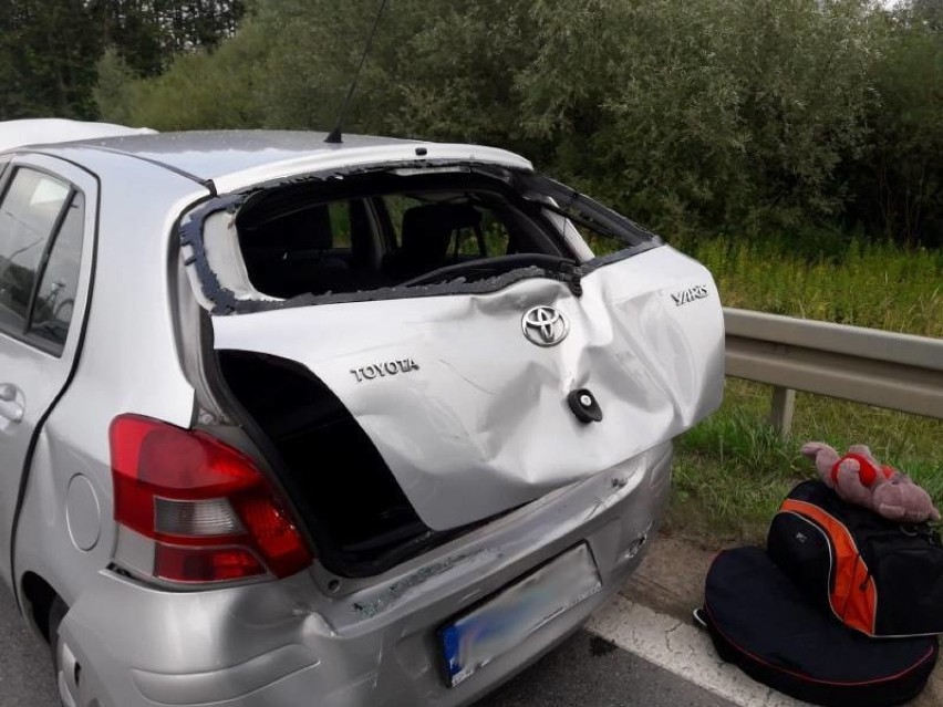 Zderzenie trzech samochodów w Brzeznej. Jedna osoba poszkodowana 