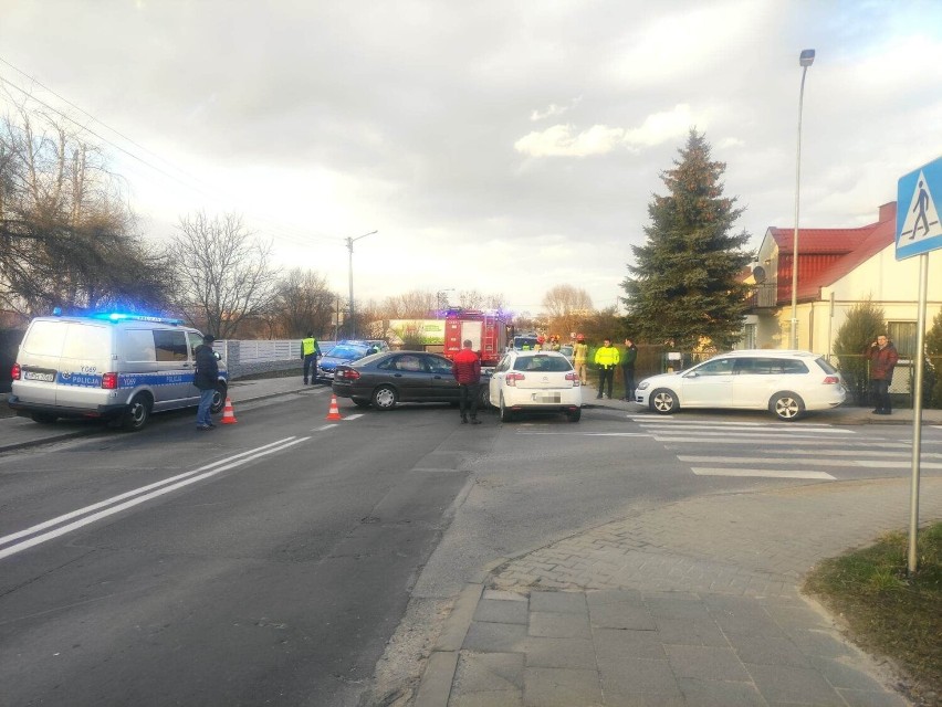 Trzy samochody osobowe zderzyły się na rogu ulic...